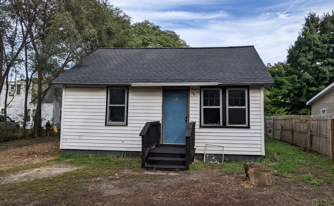 2696 Vulcan St in Norton Shores, MI - Building Photo