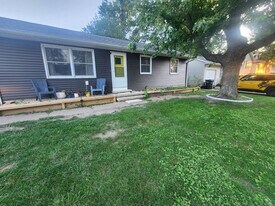 1765 Valley Dr in Davenport, IA - Building Photo