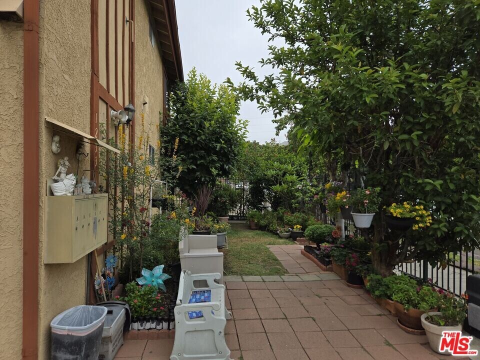 1233 Tamarind Ave in Los Angeles, CA - Building Photo