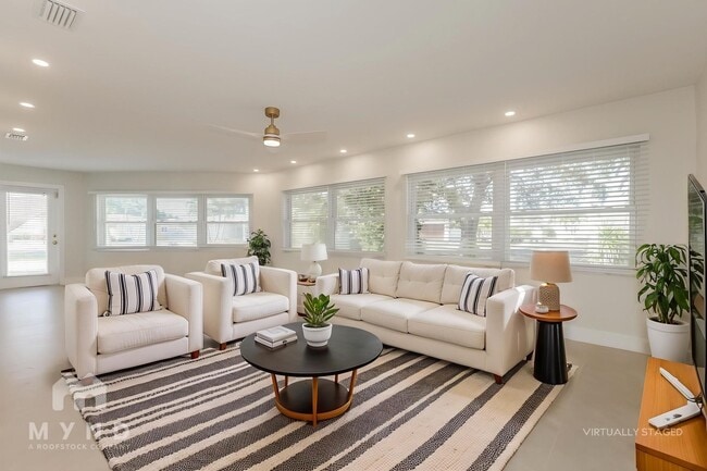 10100 Paradise Blvd in Treasure Island, FL - Foto de edificio - Building Photo