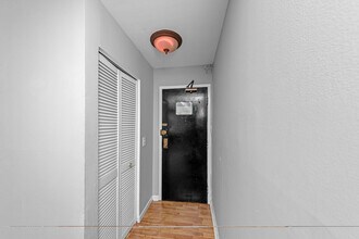 3825 N Pine Grove Ave, Unit 201 in Chicago, IL - Foto de edificio - Building Photo