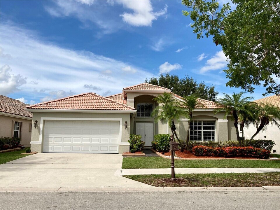 460 Cameron Dr in Weston, FL - Building Photo