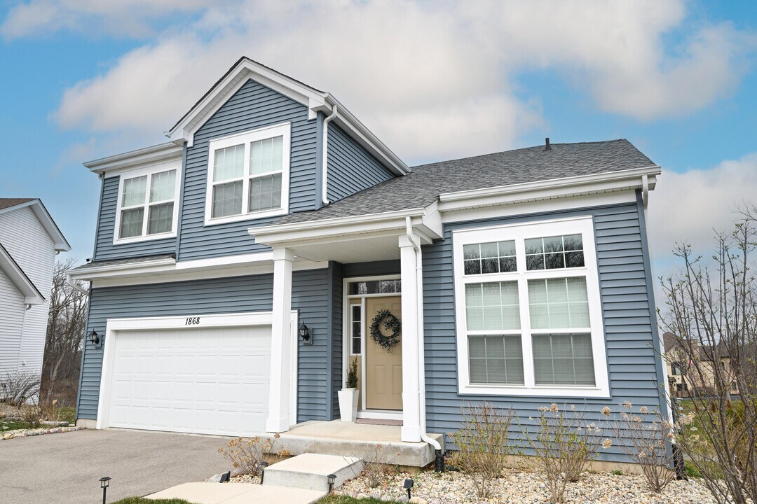 1868 Forest View Ct in Lake Geneva, WI - Building Photo