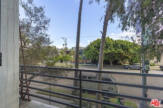 2500 Abbot Kinney Blvd in Los Angeles, CA - Foto de edificio - Building Photo