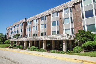 400 Ascot Dr, Unit 2D in Park Ridge, IL - Building Photo - Building Photo