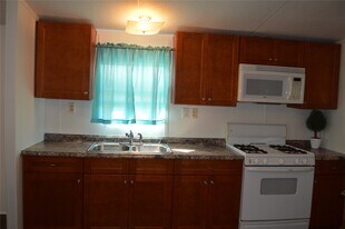 1406 E Wallisville Rd in Highlands, TX - Building Photo