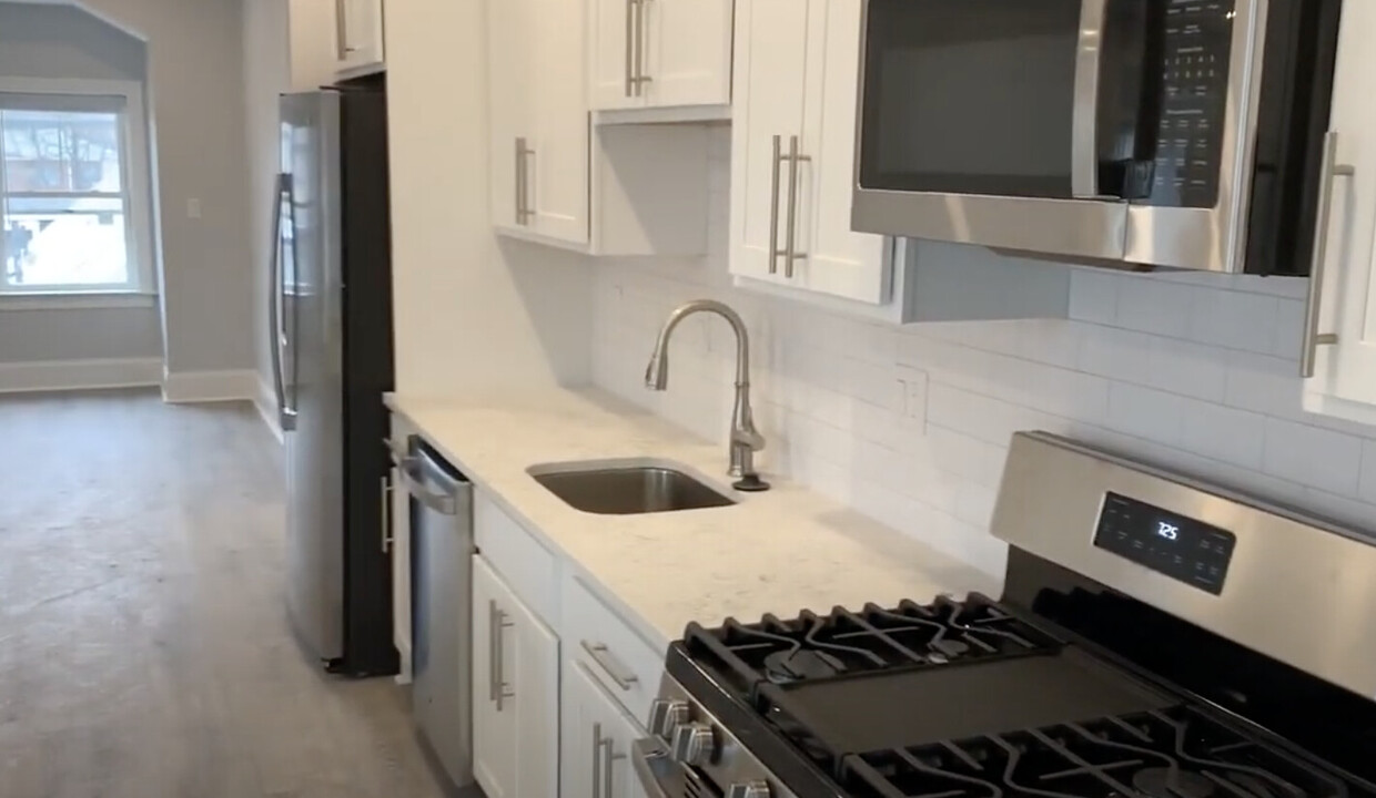 128 Kenrick St in Boston, MA - Building Photo