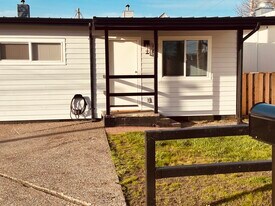 461 NE 4th St, Unit 461 NE 4th Street in Newport, OR - Building Photo