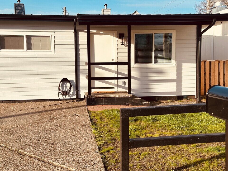 461 NE 4th St, Unit 461 NE 4th Street in Newport, OR - Building Photo