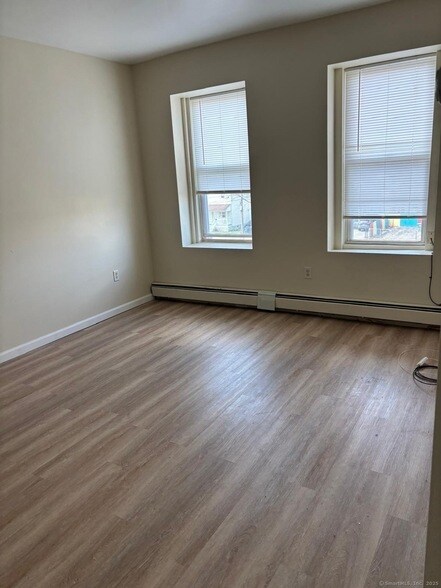 1057 E Main St, Unit 8 in Bridgeport, CT - Building Photo - Building Photo