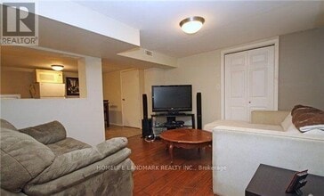 245 Windsor St in Oshawa, ON - Building Photo - Building Photo