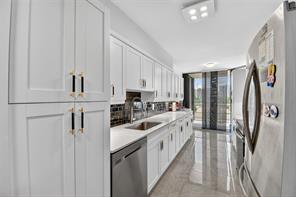 3682 Yacht Club Way in Aventura, FL - Building Photo