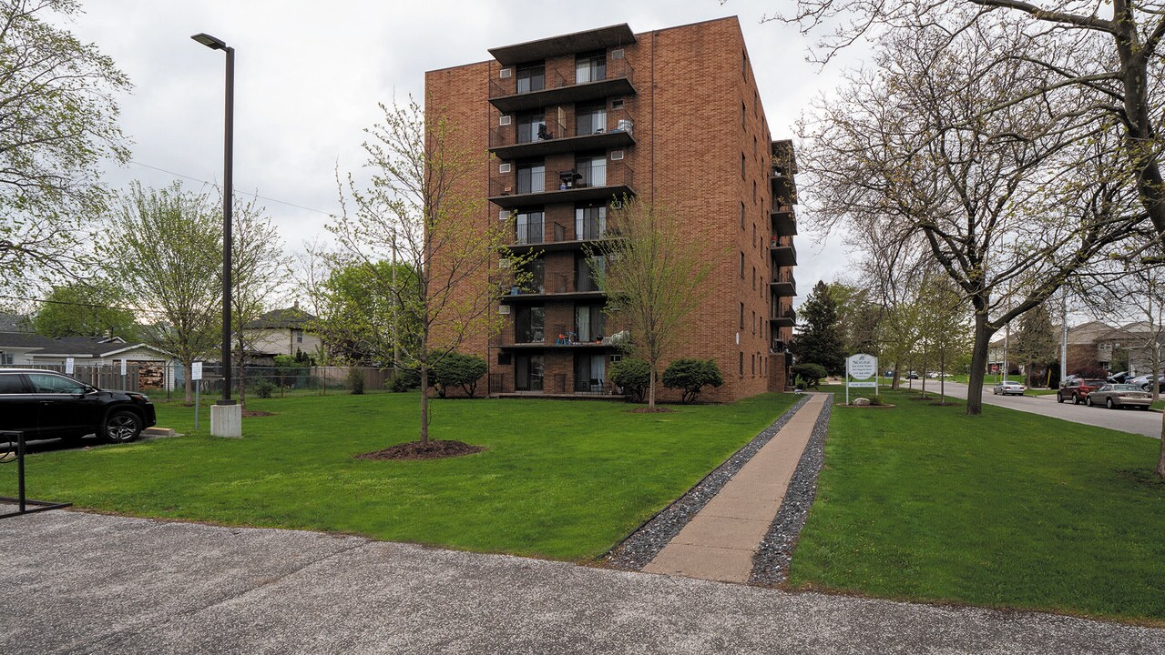 666 Chippawa St in Windsor, ON - Building Photo