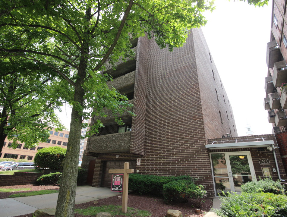 Saxony Apartments in Pittsburgh, PA - Foto de edificio