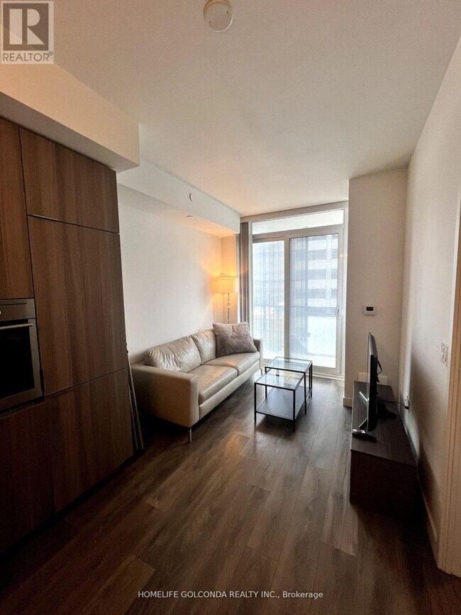 8 Eglinton Ave E in Toronto, ON - Building Photo - Building Photo