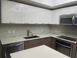 5252 Northwest 85th Court, Unit 18XX in Doral, FL - Foto de edificio - Building Photo