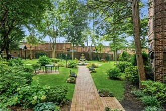 8 Barstow Rd in Great Neck, NY - Building Photo - Building Photo