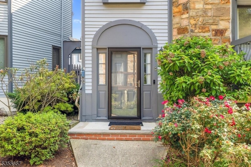 8 Delbarton Ct in Hackettstown, NJ - Building Photo