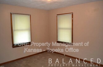 1743 SW Mission Ave in Topeka, KS - Building Photo - Building Photo
