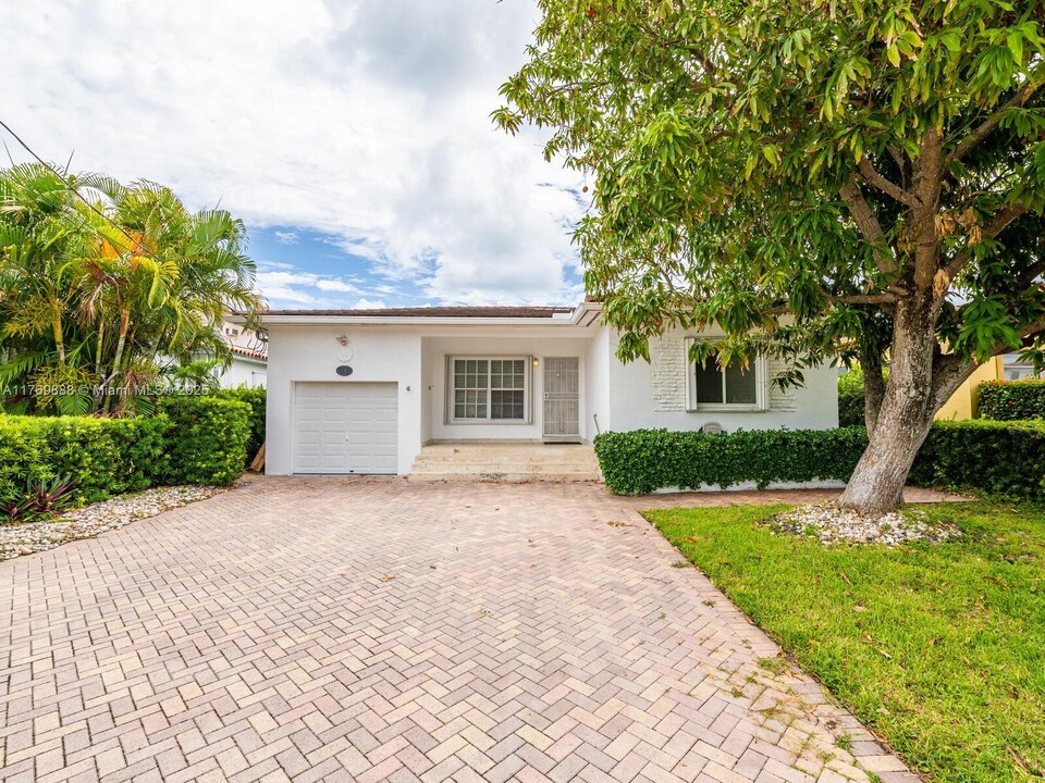 9441 Byron Ave in Surfside, FL - Building Photo