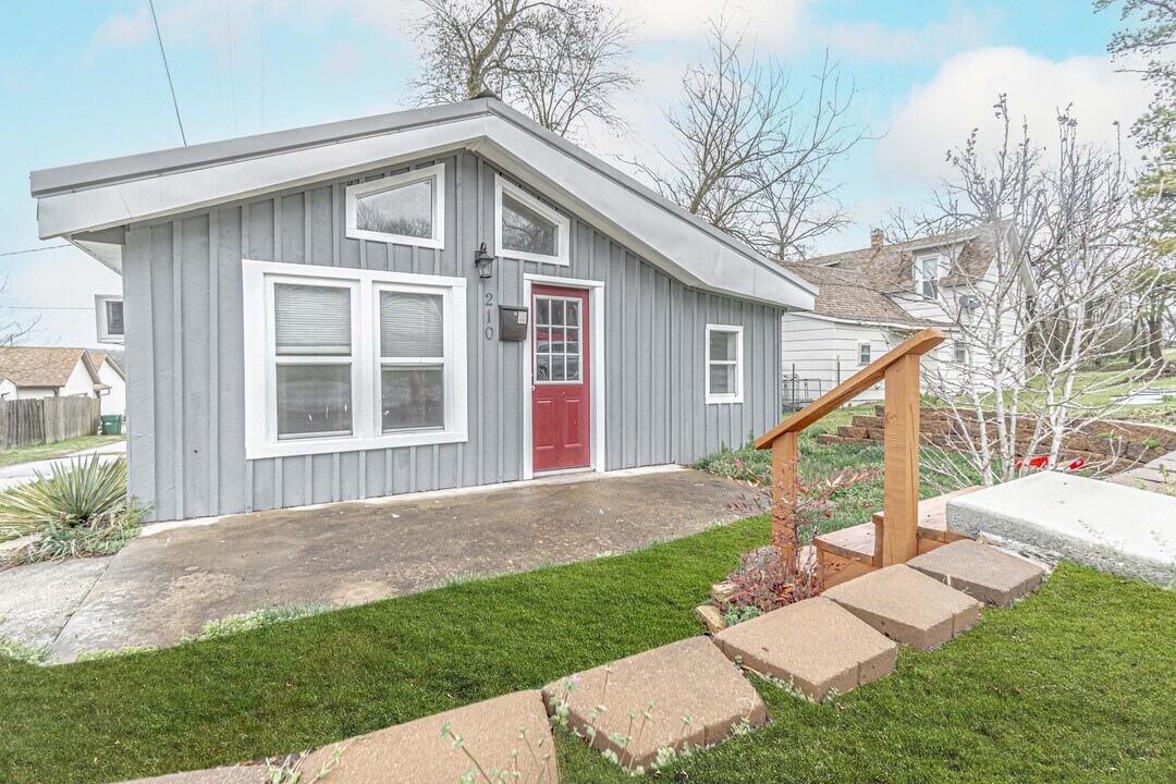 210 N Chapman St in Anderson, MO - Building Photo