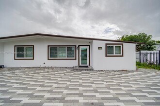 1070 NW 132nd St in North Miami, FL - Building Photo - Building Photo