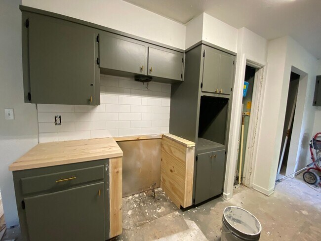property at 907 S 5th St