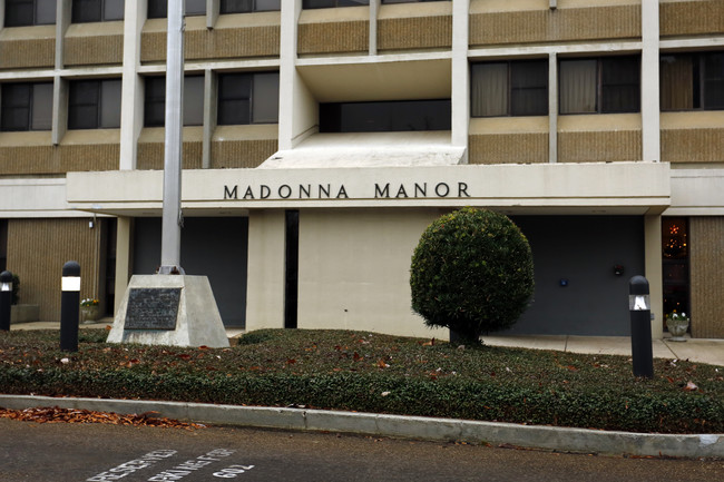 Madonna Manor Apartments in Jackson, MS - Foto de edificio - Building Photo