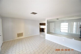7338 Foxbloom Dr in Port Richey, FL - Building Photo - Building Photo