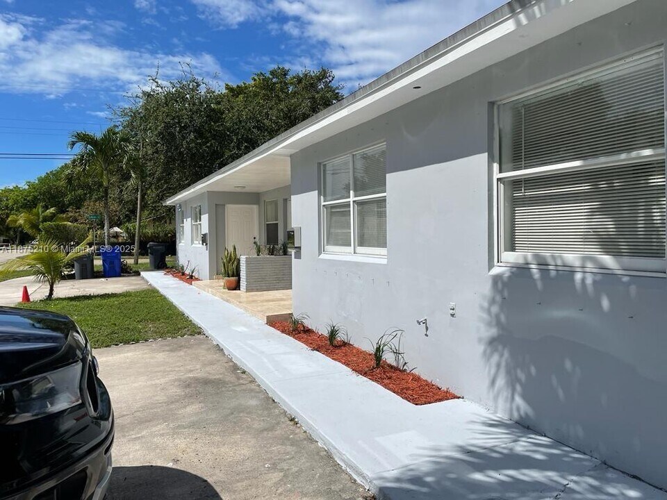 802 N 58th Ave in Hollywood, FL - Building Photo