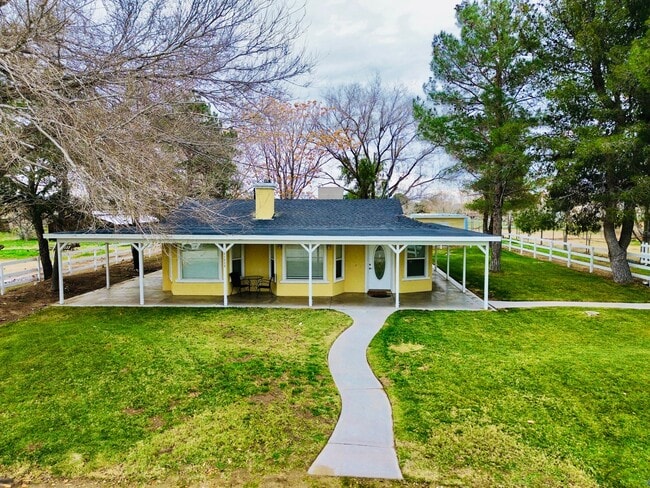 41024 16th St W in Palmdale, CA - Foto de edificio - Building Photo