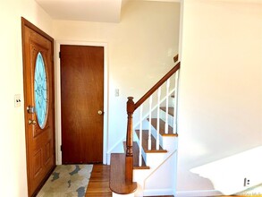 61 Juniper Rd in Port Washington, NY - Building Photo - Building Photo