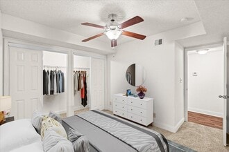 Fiesta Square Apartments & Townhomes in Overland Park, KS - Building Photo - Building Photo