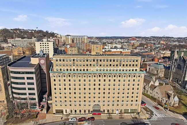 Webster Hall in Pittsburgh, PA - Foto de edificio - Building Photo