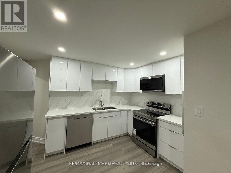 429 Stringer Cir in Milton, ON - Building Photo