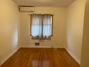 75-03-7198 198th St, Unit 1st FL and basement in Queens, NY - Foto de edificio - Building Photo