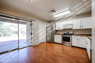 9404 W Terri Lee Dr in Phoenix, AZ - Building Photo - Building Photo