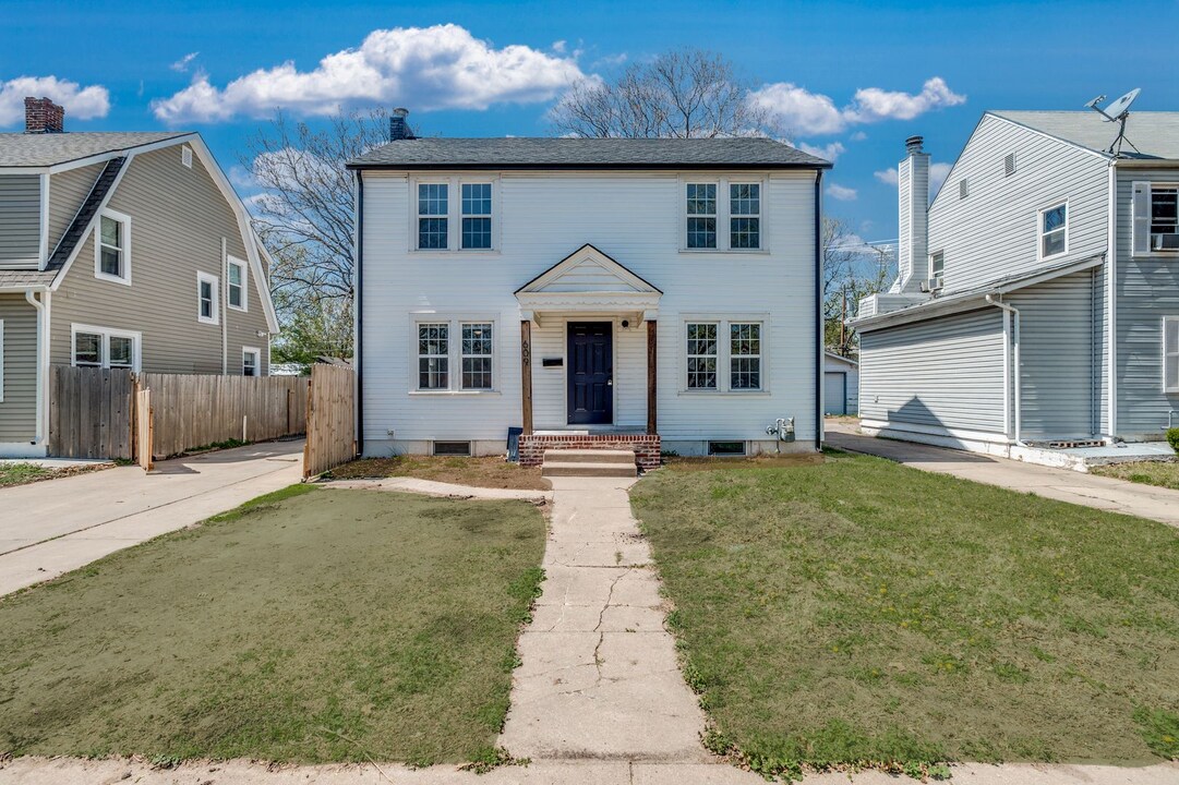 609 Volutsia in Wichita, KS - Building Photo