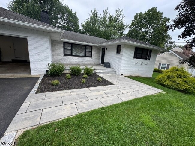 71 Haller Dr in Cedar Grove, NJ - Building Photo - Building Photo