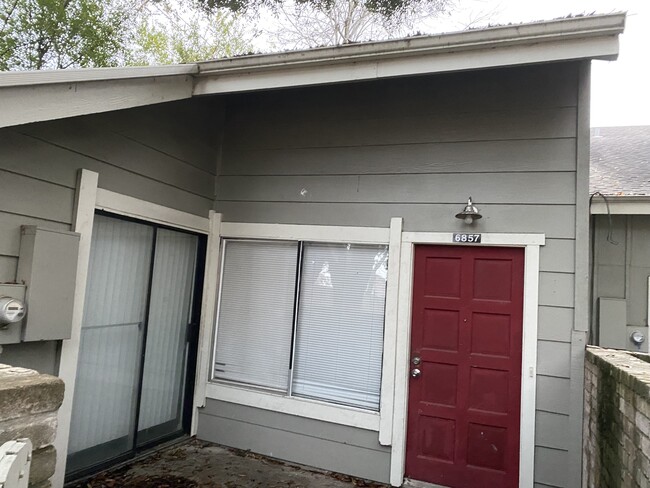 6857 Greenway Chase St in Houston, TX - Foto de edificio - Building Photo