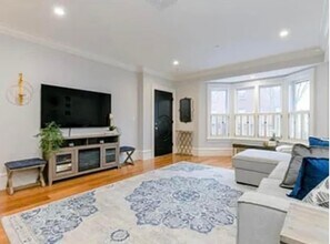 388 W 4th St, Unit 3 in Boston, MA - Building Photo - Building Photo