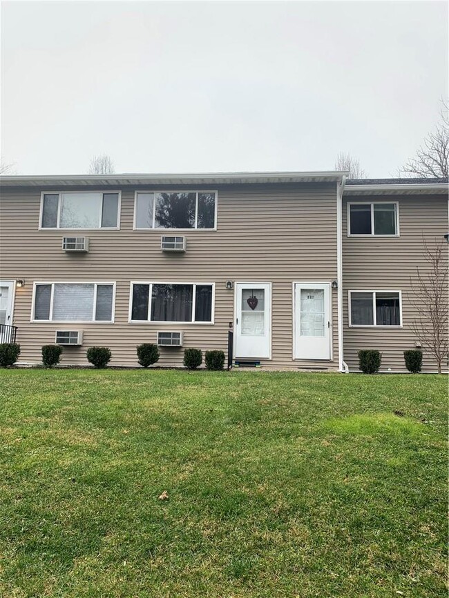 11 Fishkill Glen Dr in Fishkill, NY - Building Photo - Building Photo