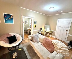 68 Egmont St, Unit 5 in Brookline, MA - Building Photo