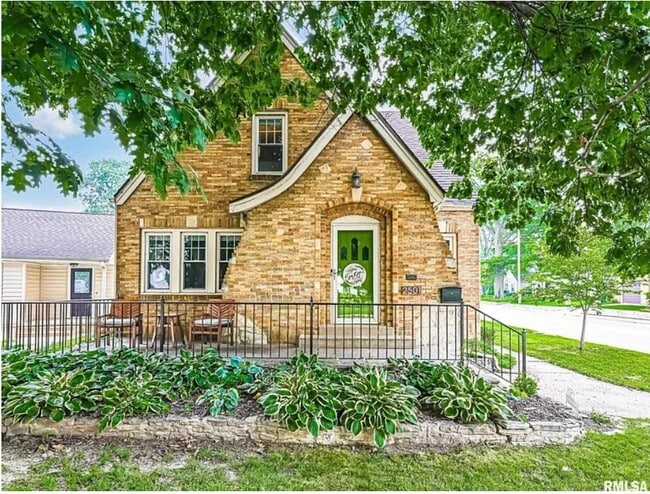 property at 2501 W Moss Ave