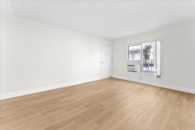 6110 Cahuenga Blvd in Los Angeles, CA - Building Photo - Building Photo