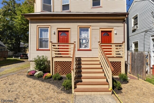 41 Mission St-Unit -2 in Montclair, NJ - Building Photo - Building Photo