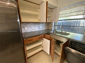 11123 SW 132nd Ct in Miami, FL - Foto de edificio - Building Photo