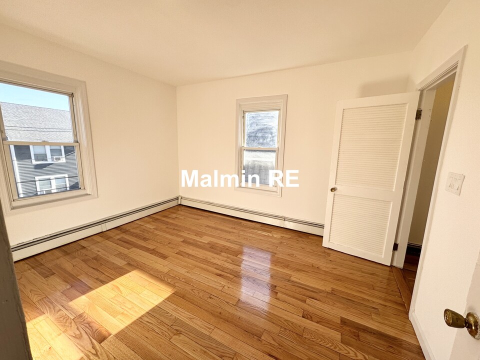 49 Chestnut Ave, Unit 3 in Boston, MA - Building Photo