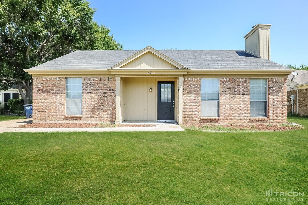 3913 Big Leaf Ln in Fort Worth, TX - Building Photo