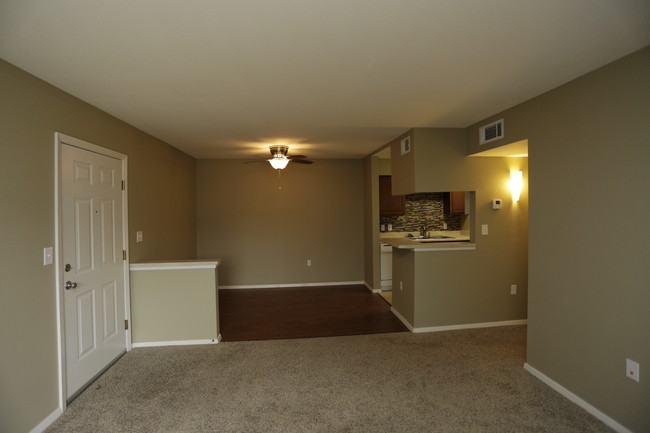 Chardonnay Apartments in Springfield, MO - Foto de edificio - Interior Photo